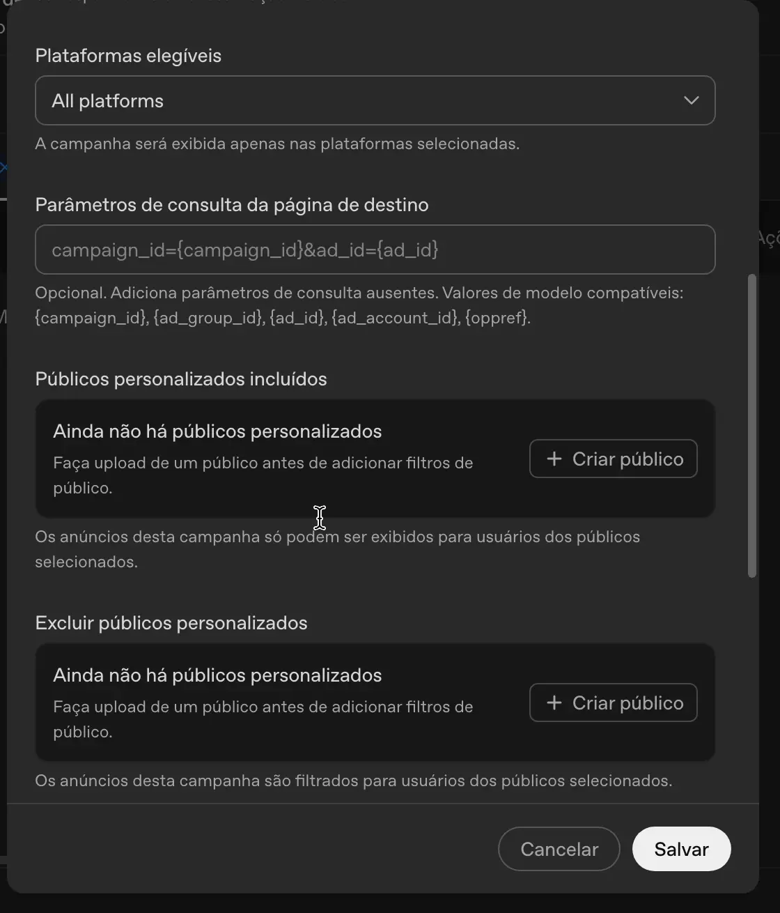 Modal de edição de campanha mostrando as plataformas elegíveis definidas como todas as plataformas, o campo de parâmetros de consulta da página de destino com os valores de modelo compatíveis incluindo campaign_id, ad_group_id, ad_id, ad_account_id e oppref, e as seções de públicos personalizados incluídos e excluídos, ambas vazias