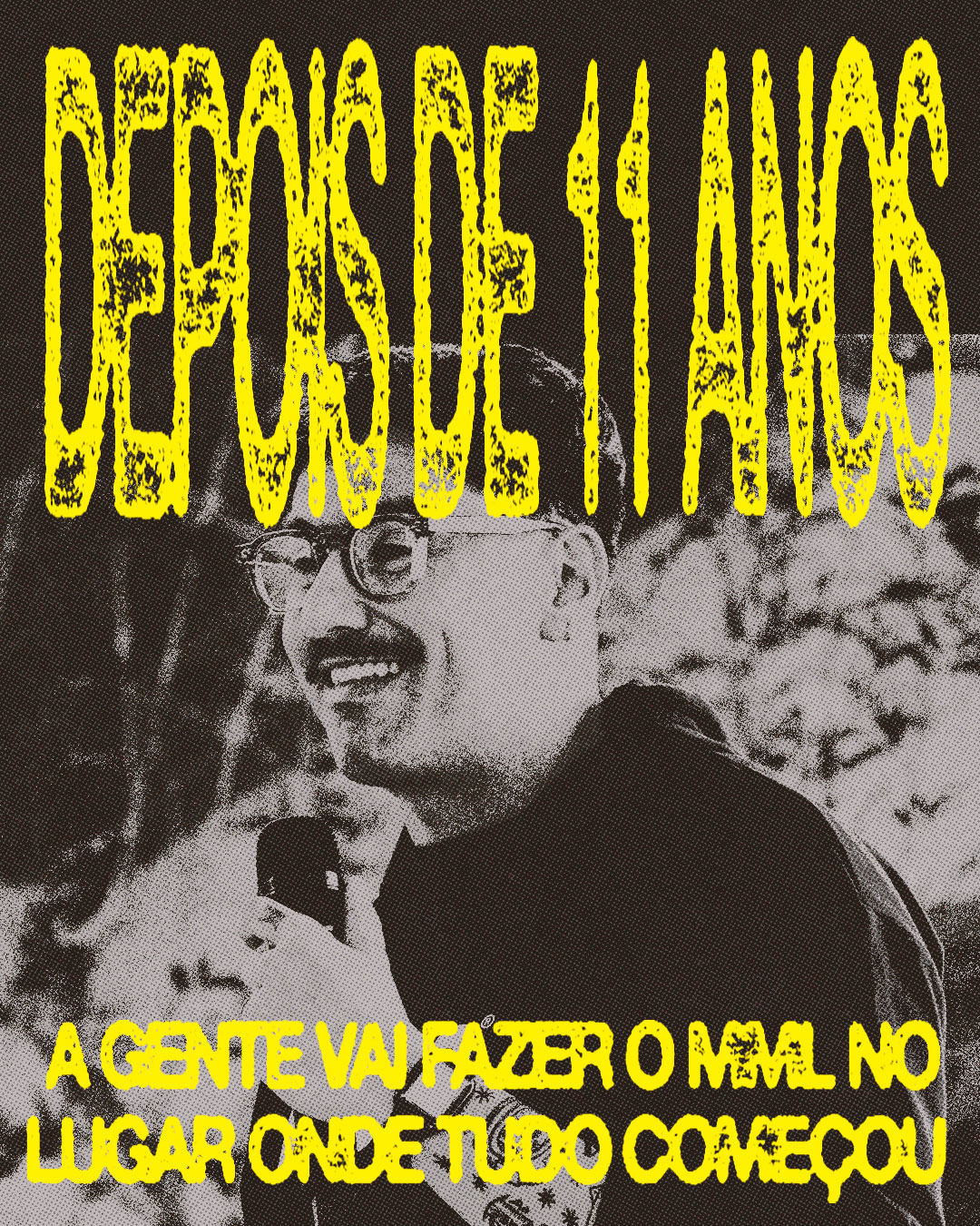 Cartaz em preto e branco com efeito granulado, mostrando um homem de óculos, bigode e cabelo curto, sorrindo enquanto segura um microfone pr